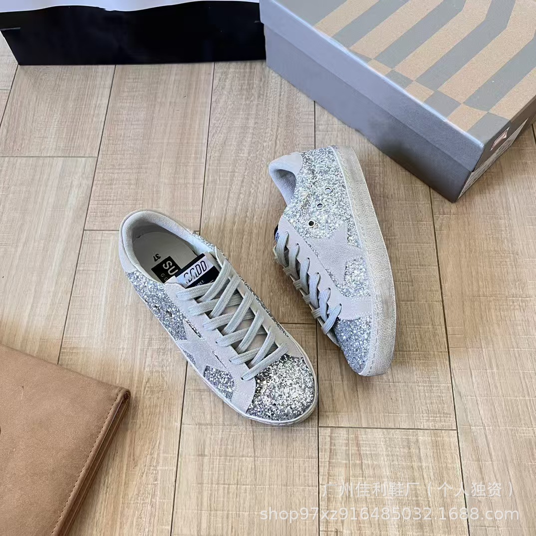 Las estrellas de alta versión hacen viejos pequeños zapatos sucios mujeres 2025 nuevos zapatos blancos planos en el interior para aumentar los zapatos casuales de gran tamaño de la pareja