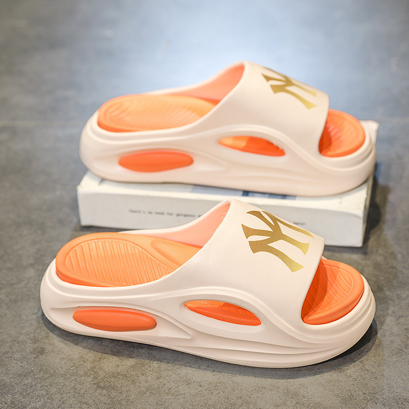 Zapatillas para hombres de verano nuevas marcas de moda para pisar la sensación deportiva de excremento de zapatos de playa para parejas caseras zapatillas frías de tamaño grande