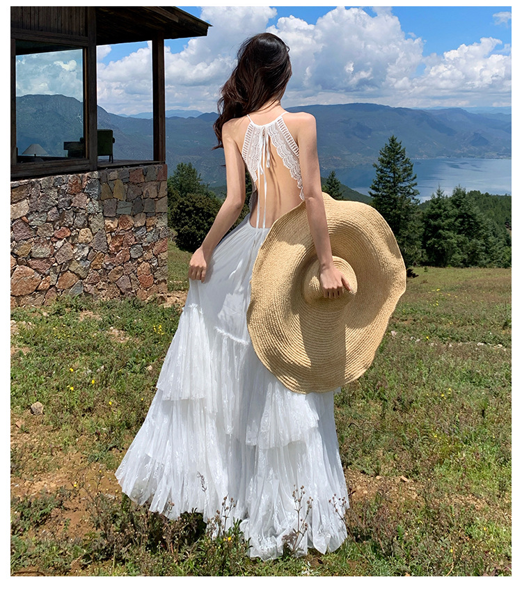 Boho-Urlaub: Weißes Maxikleid mit Spitzenbesatz und offenem Rücken – ein Kleid aus weißem Spitzen-Patchwork_voghion.com