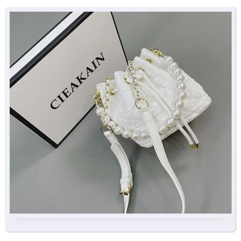 Textured New Trendy Fashion Pearl Chain Messenger Bag Wild Diamond Bucket Bag display picture 2