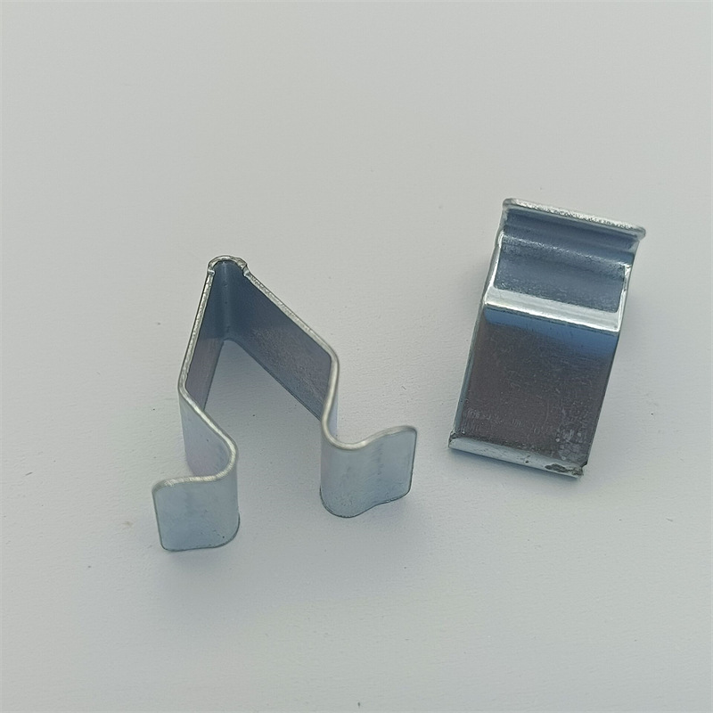 Suitable for Volkswagen trunk lid trim galvanized V-shaped stainless steel iron clip buckle metal fixing buckle Suitable for Volkswagen trunk lid trim galvanized V-shaped stainless steel iron clip buckle metal fixing buckle