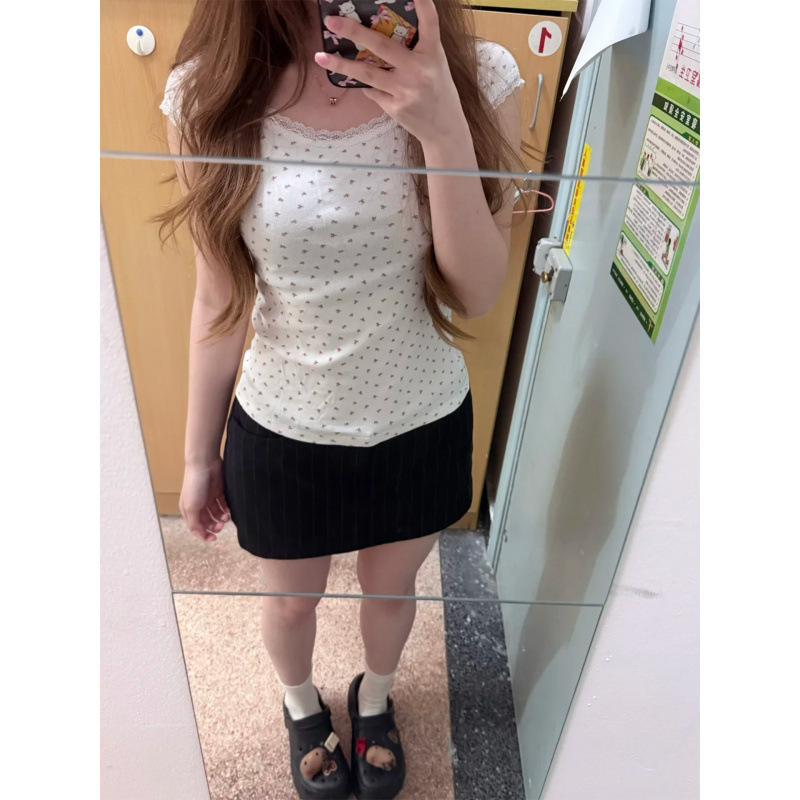 Korean-style pure and alluring floral lace-trimmed off-shoulder short-sleeve T-shirt for women, summer inner wear, slim-fit design top for hot girls Korean-style pure and alluring floral lace-trimmed off-shoulder short-sleeve T-shirt for women, summer inner wear, slim-fit design top for hot girls