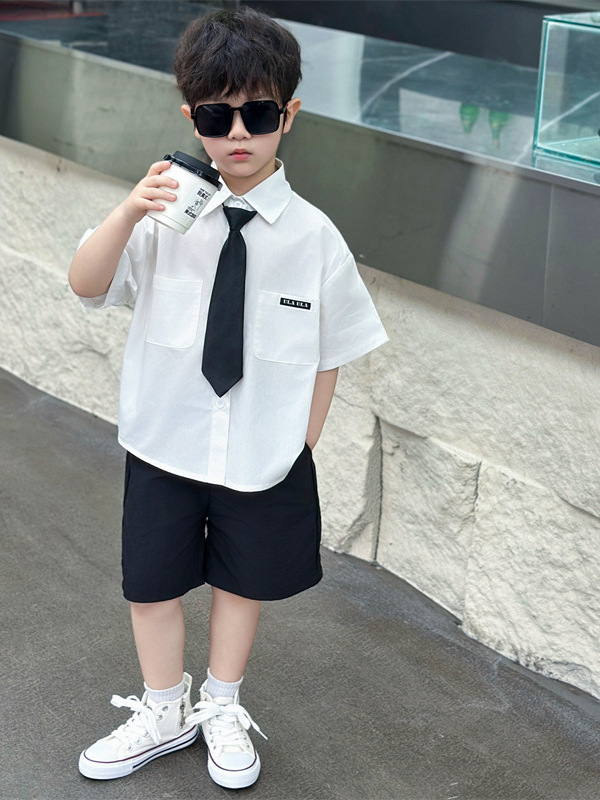 7125 Traje de estilo universitario para niños 2025 Verano Nuevo estilo Camisa de manga corta para niños Pantalones cortos Ropa de jardín de infantes de dos piezas