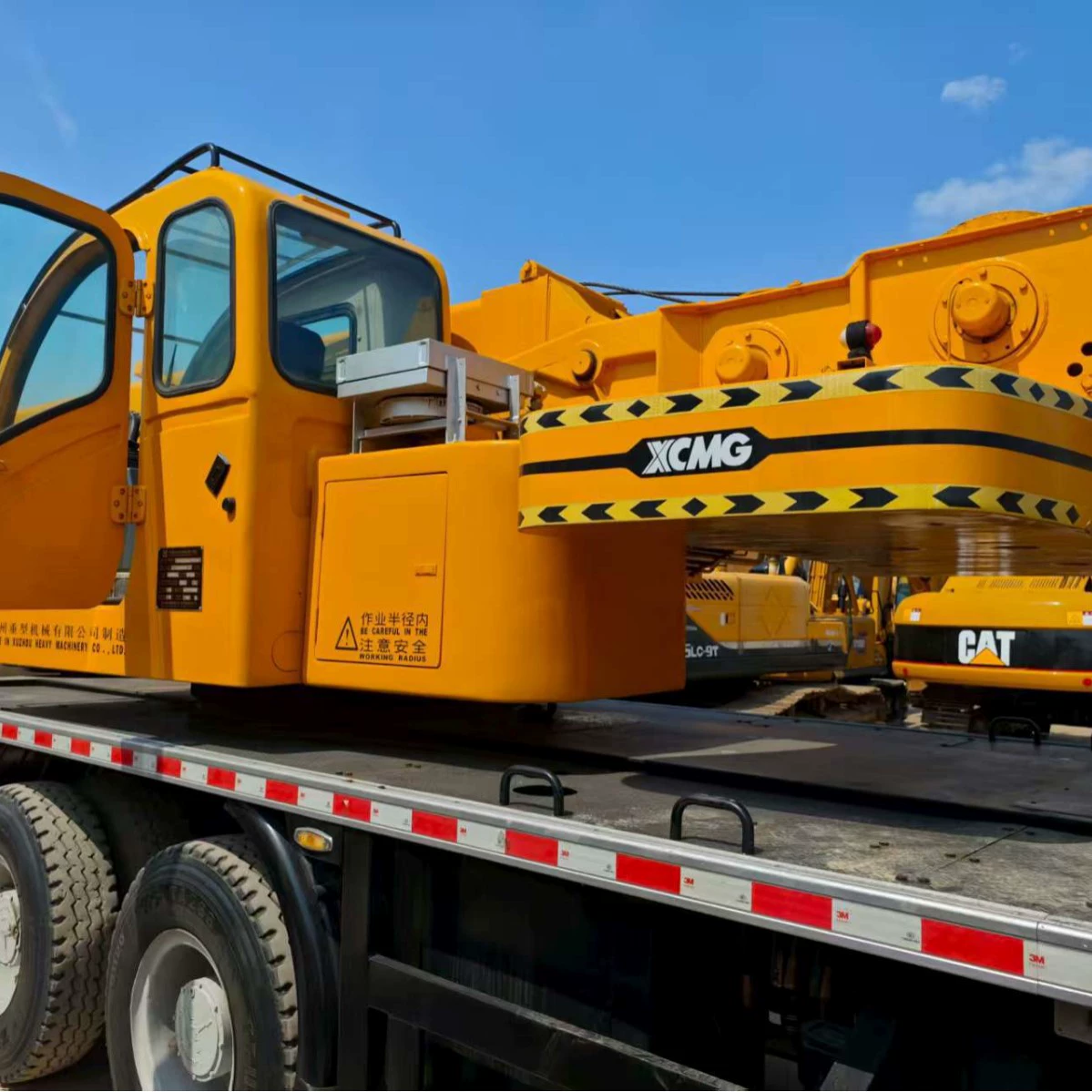 Кран XCMG QY25K грузоподъемностью 25 тонн, строительная техника производства Сюйчжоу, доступен для пробной доставки в Шанхае.