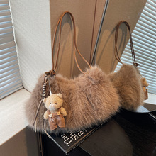 秋季新款大容量包包女2025毛绒单肩腋下包洋气斜挎通勤简约毛毛包