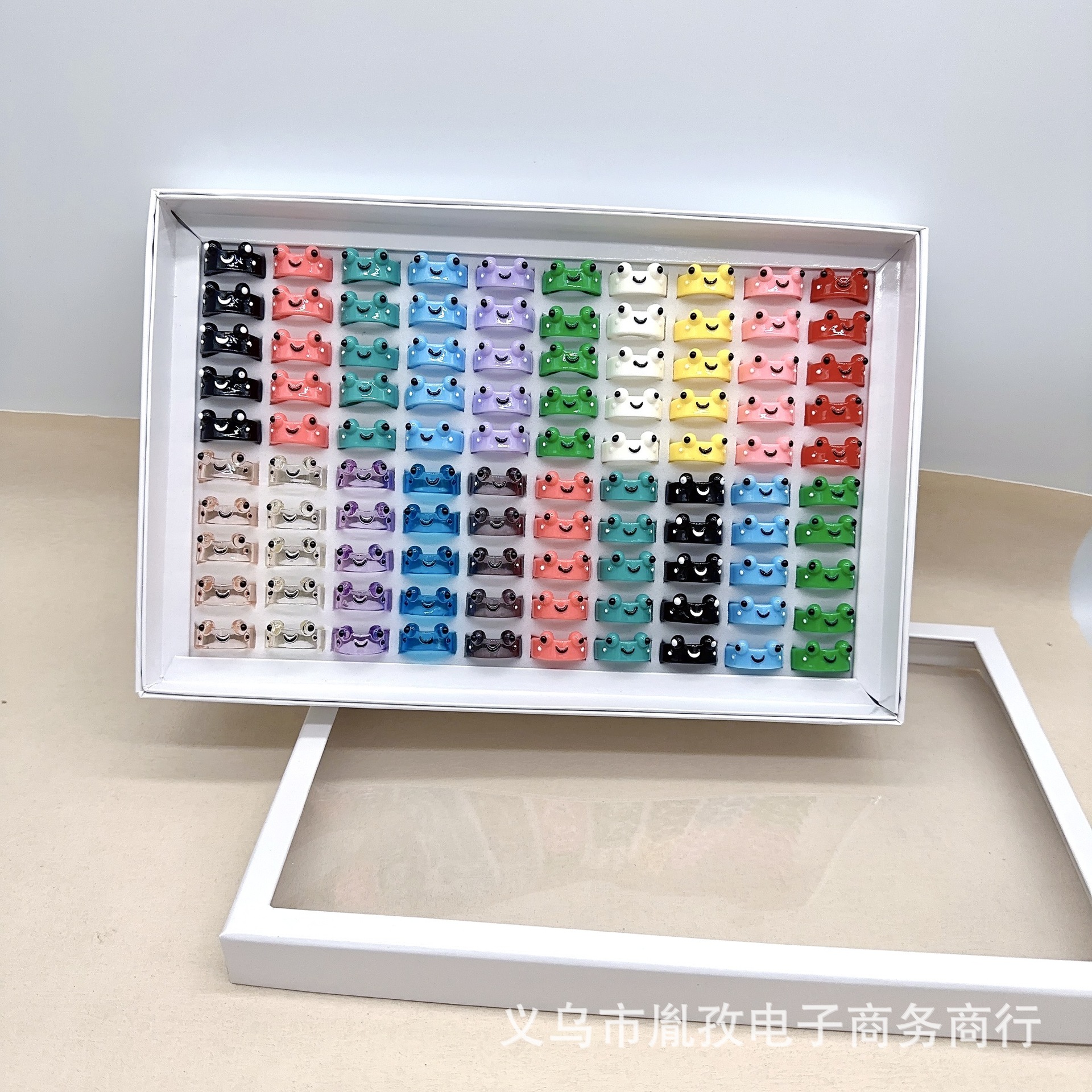 Anillo de resina de rana 100 en caja color mezclado transfronterizo Venta caliente colorido personalizado animal de dibujos animados lindo anillo