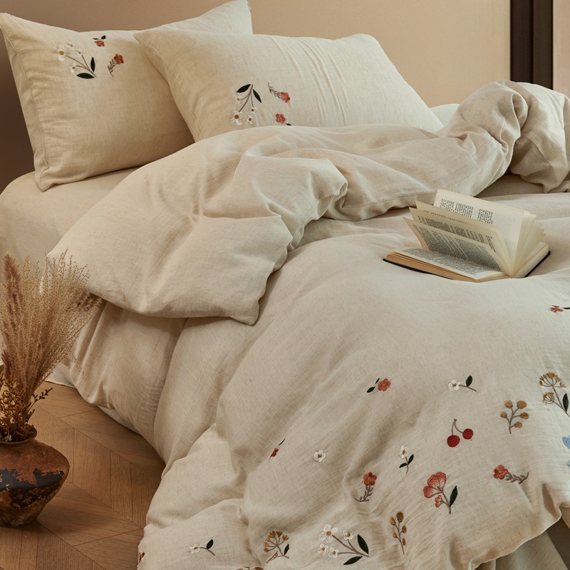 Set di quattro pezzi in cotone e lino ricamato in stile giapponese, con semplice motivo floreale, in cotone lavato e delicato sulla pelle._voghion.com