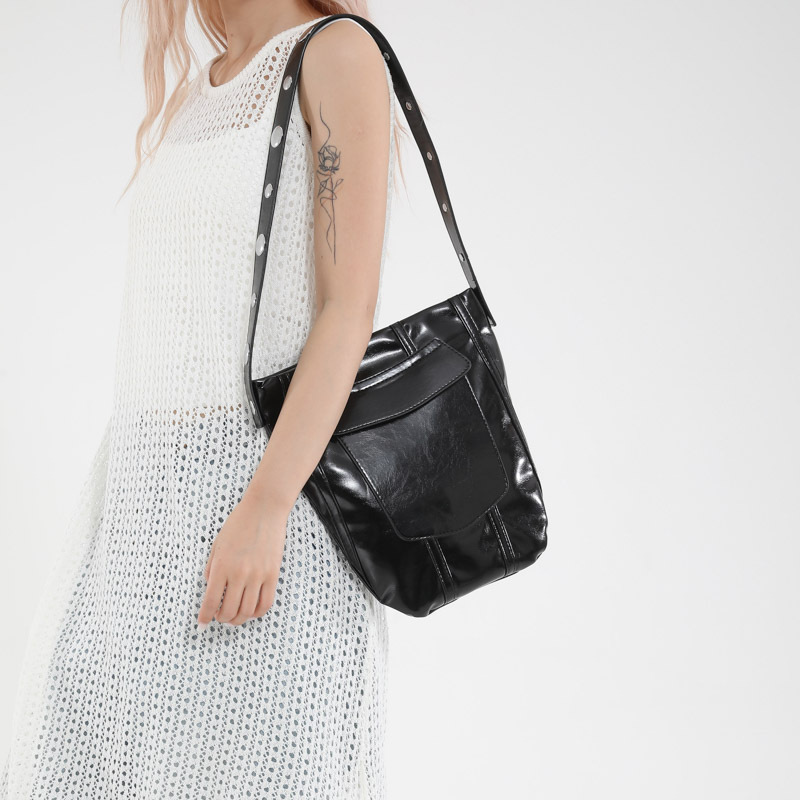 Bolso de axila de textura de alta calidad 2025 verano nuevo bolso femenino retro remache bolso de hombro de gran capacidad de moda