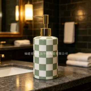 工厂定制绿色棋盘格陶瓷皂液器 卫生间台面按压式沐浴露陶瓷瓶子