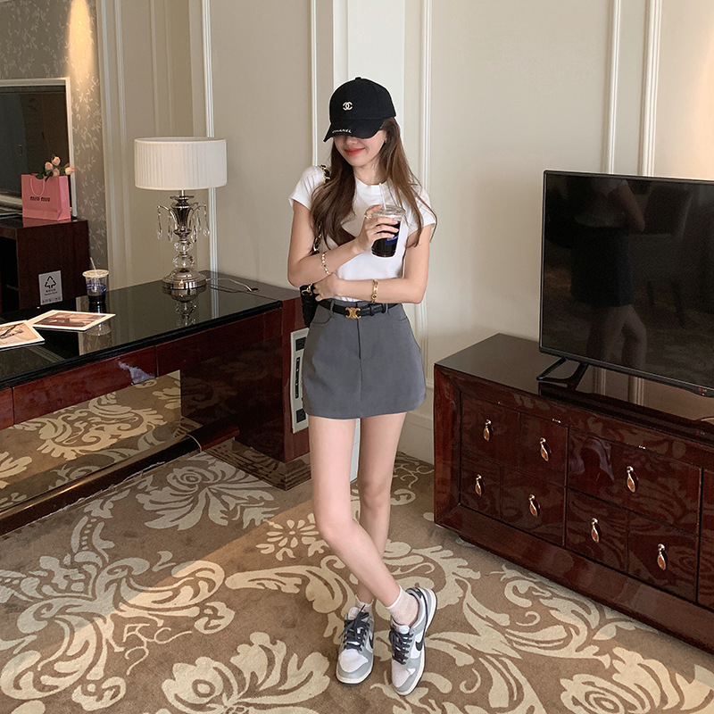 Fit, Not Tight, Chest-Revealing Top, Women's White Right Shoulder Short-Sleeved T-Shirt