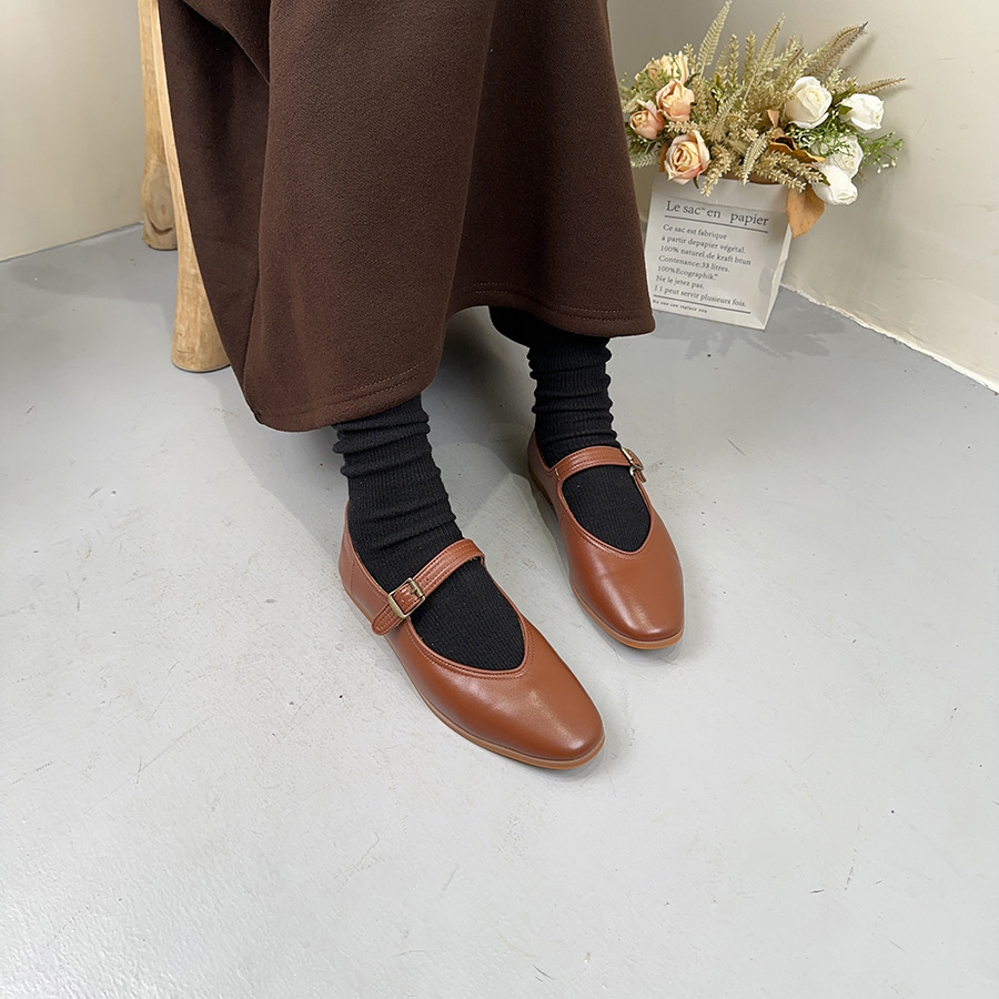Low solid color shoes with a strap low-cut