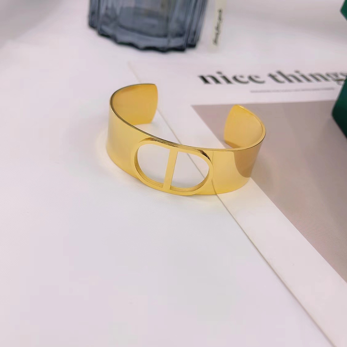 Fábrica en stock al por mayor de Europa y América transfronteriza de acero inoxidable en forma de C pulsera abierta ajustable chapado en oro 18K personalidad no se desvanece