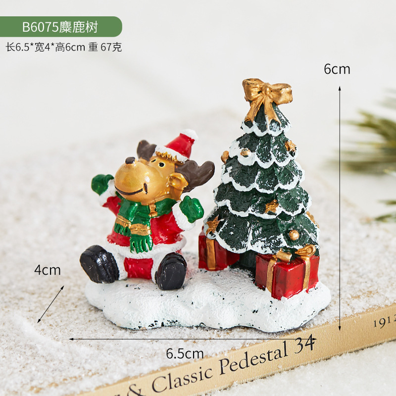 クリスマスの新しいクリスマスツリーの小さなシーン雪の家の部屋の装飾ホテルのデパートのショーウインドーの祝日の装飾|undefined