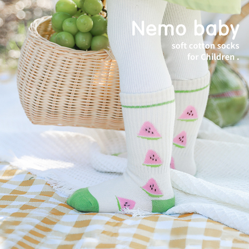 2022 primavera nuevos calcetines para niños de moda en Corea del Sur fruta deshuesada Red rojo medio y grande calcetines de media pantorrilla para niñas