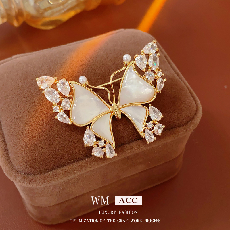 Broche de mariposa Fritillaria chapada en oro real de 18k, broche de lujo ligero retro francés, broche, accesorios de moda de alta gama, mujeres