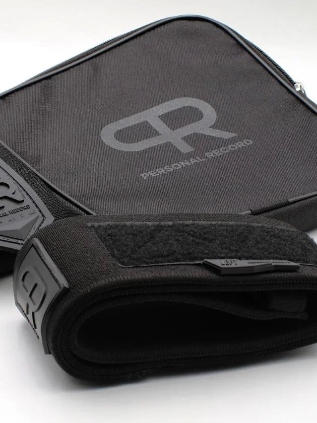 PR力が肘を引っ張る (純黒)