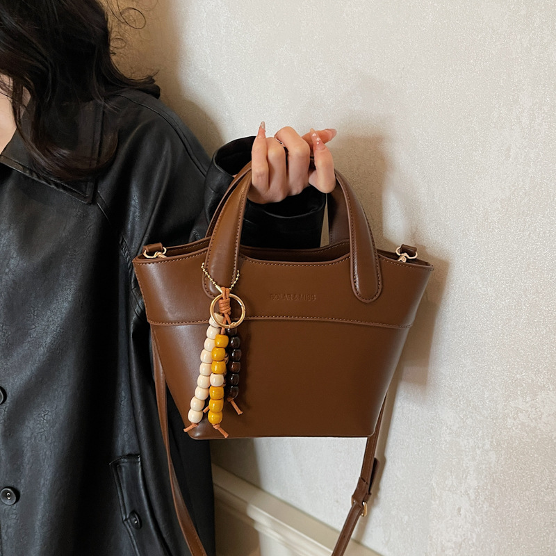 Bolsa de cubo portátil de color contrastante bolso de viaje retro mujer otoño / invierno 2025 nueva moda versátil bolso de hombro