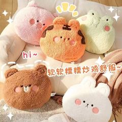 現物の柔らかいモチのウサギは枕を抱いてかわいい熊の手のブタのカエルのぬいぐるみのトラのソファーのクッションの昼寝の毛布を温めます。