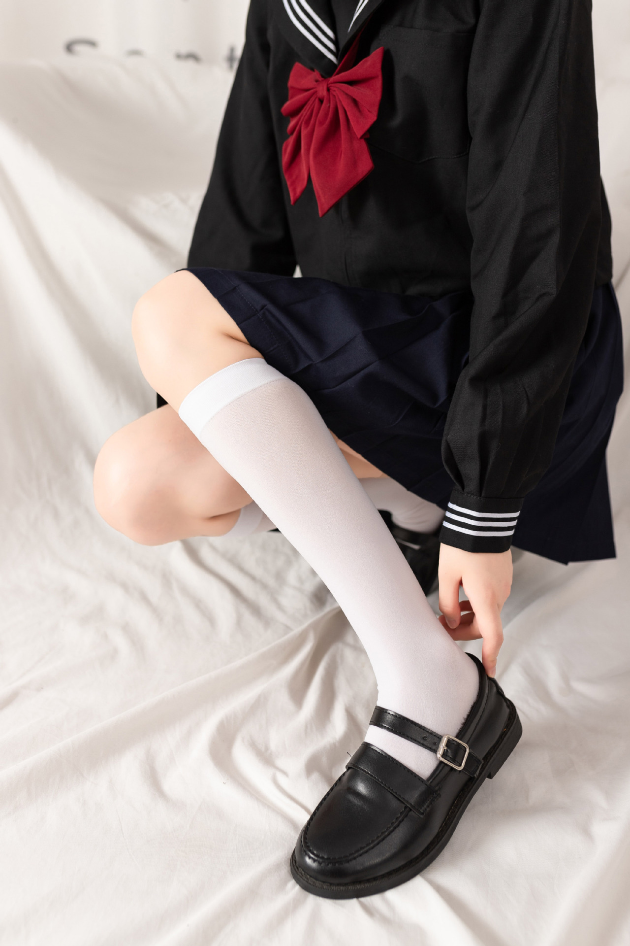 Frau Japanischer Stil Einfacher Stil Einfarbig Samt Nylon Über Die Knie Socken Ein Paar display picture 3