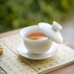徳化白磁の三才は蓋をしてお茶を入れます。