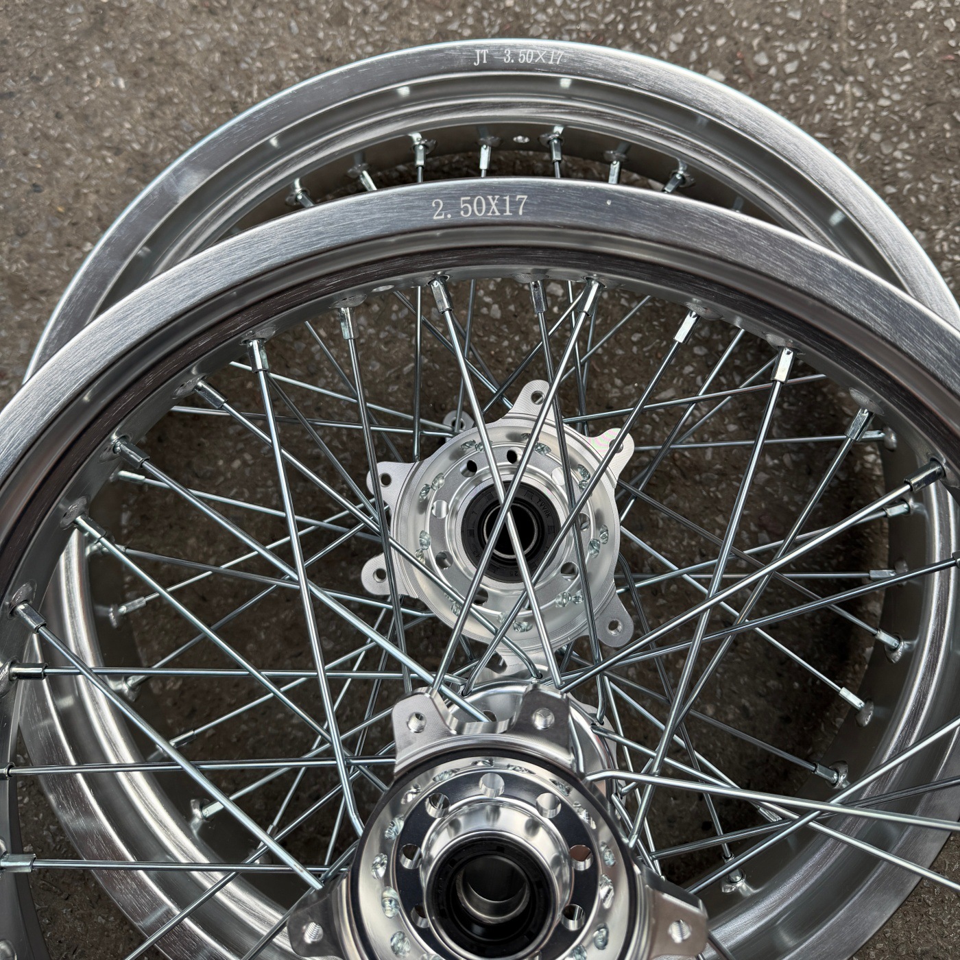 Suitable for QiuLongJiFeng front wheel set 2.50-17 and rear 3.50-17 aluminum alloy wheel hub assembly, silver widened rims