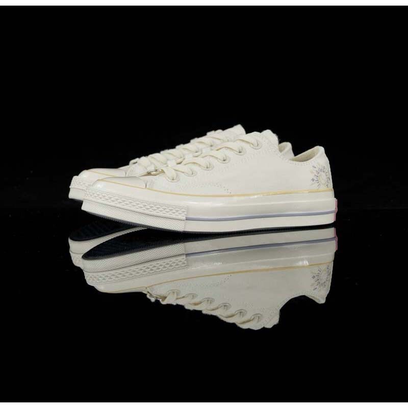 New vintage 1970s star and moon embroidered off-white low-top couple's canvas casual shoes