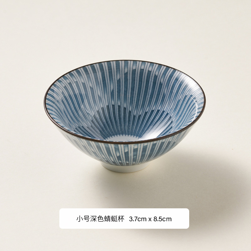 작은 어두운 잠자리 컵