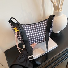 格子帆布饺子包包女2025新款小清新百搭单肩包轻便时尚通勤斜挎包