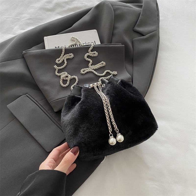 Mujeres de invierno de estilo extranjero bolsa de mochila de estilo extranjero personalidad 2024 nueva moda bolsa casual de moda dulce cadena bolsa de cubo de moda