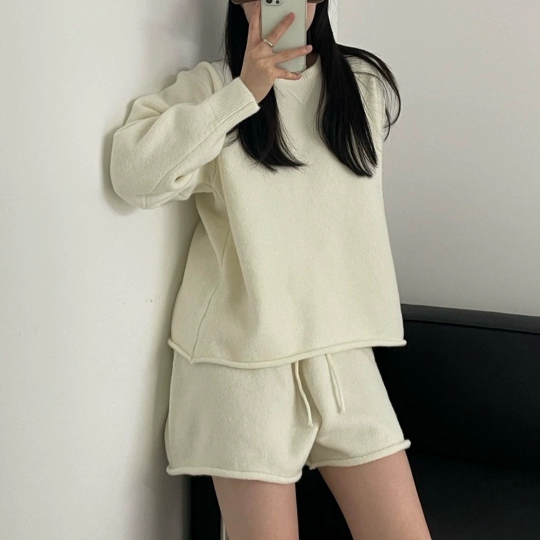 Корейский стиль: полный комплект женского свободного свитера с круглым вырезом + повседневные шорты, вязаный комплект из двух предметов