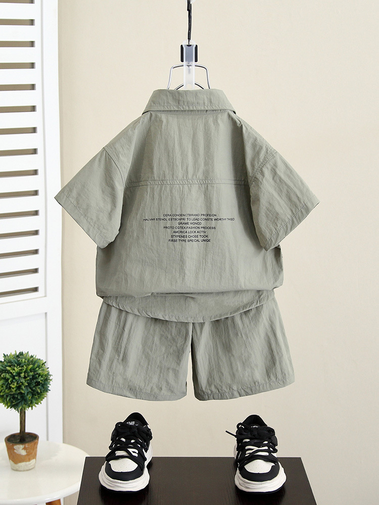 Conjunto de verano para niños 5408, ropa infantil moderna de manga corta, conjunto de dos piezas con camisa elegante para verano, nuevo modelo 2026 para niños pequeños.