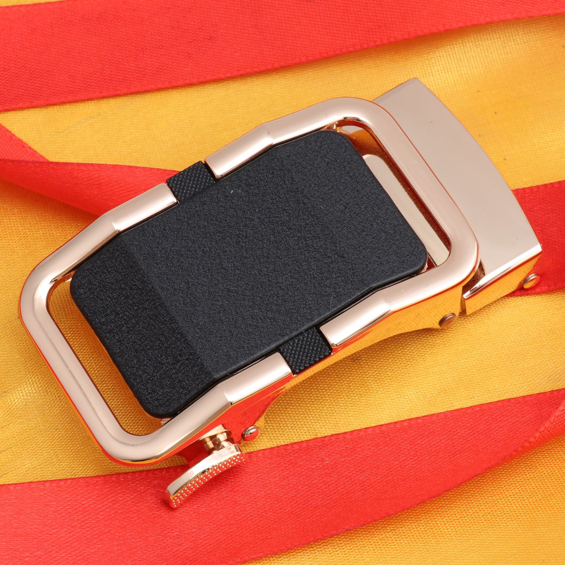 Hongsheng fábrica 4,0 primavera cinturón hebilla automática hebilla esmerilado hebilla de cinturón de los hombres Aleación de superficie negra hebilla de dos piezas