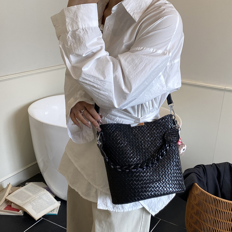 Bolso de moda bolso de axila de gran capacidad 2025 nuevo bolso de hombro de tendencia bolso de mensajero de todo fósforo bolso de cubo de color sólido