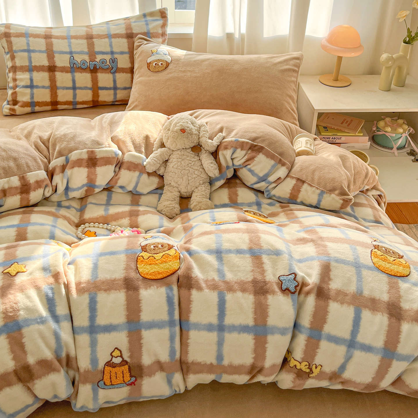 Invierno de dibujos animados de leche de seda cama de cuatro piezas en invierno de seda de coral calentamiento sábanas cubiertas de cama de tres piezas