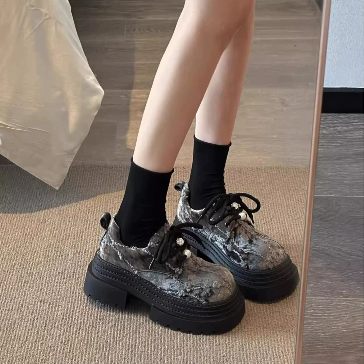 Маленькие кожаные туфли JK в европейском стиле с бархатным жемчугом и шнуровкой на толстой трехслойной подошве для миниатюрных женщин, лоферы высотой 8 см.