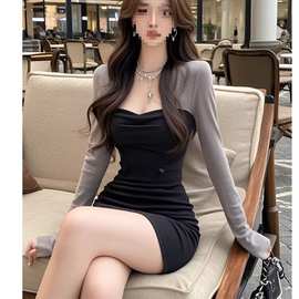 御姐范气质方领撞色长袖连衣裙女2025年秋季新款收腰显瘦包臀短裙