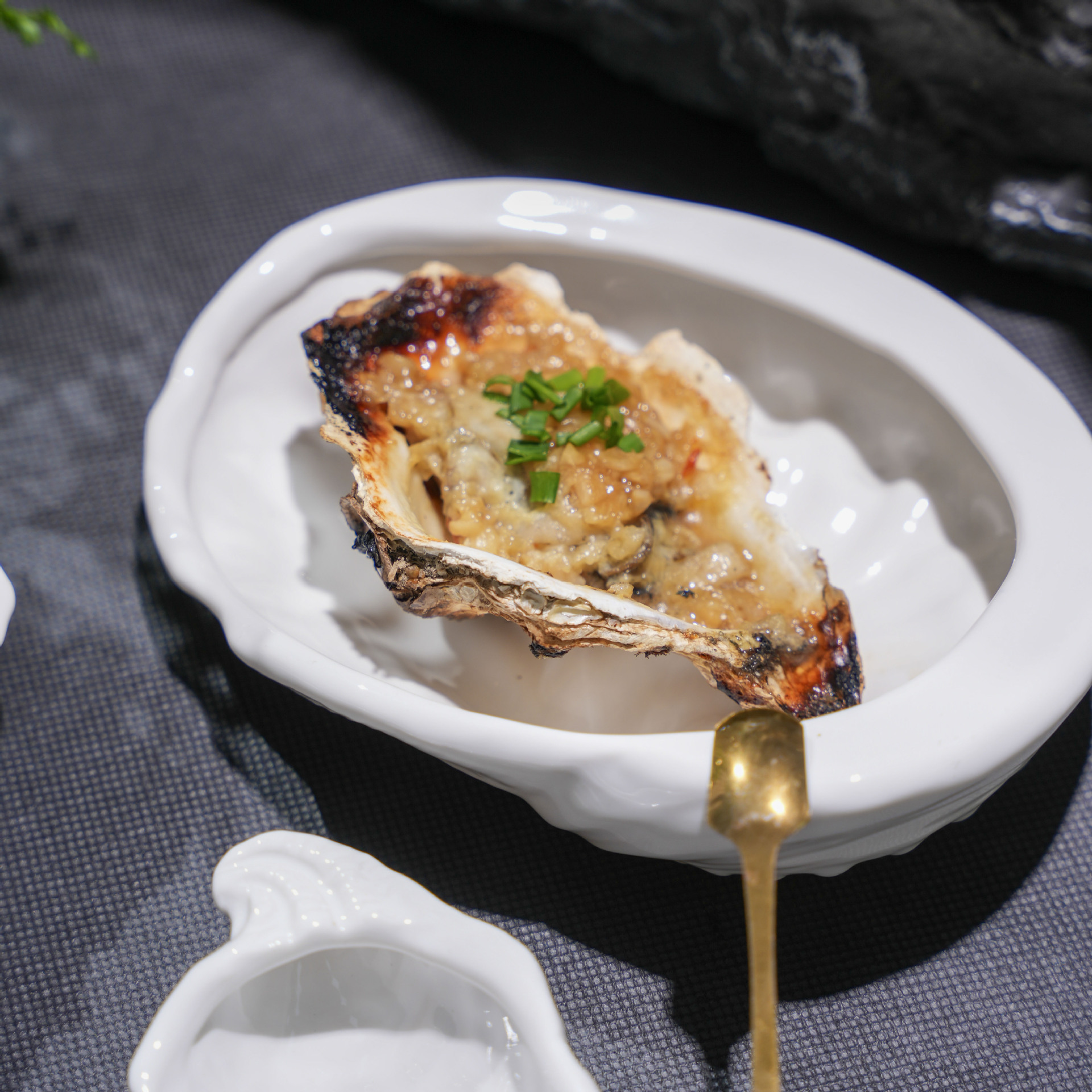 创意日式料理陶瓷寿司刺身鲍鱼壳盘凉菜盘生蚝壳碟不规则菜碟精致