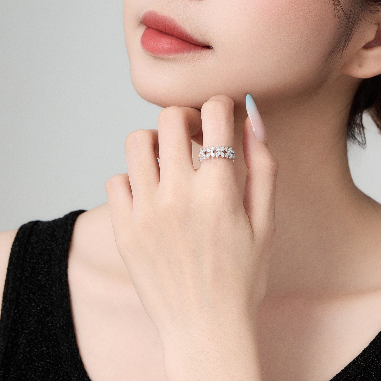 Xuping nicho de moda de cuatro hojas de flores cerradas anillo de dedo incrustado combinación cuadrada de óxido de circonio simple anillo de viento para mujeres