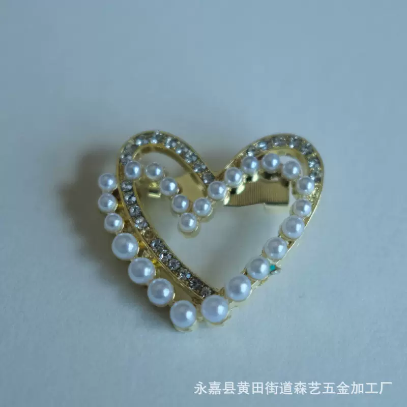 珍珠镂空爱心胸针高档西服胸花防走光别针时尚小香风固定衣服配饰