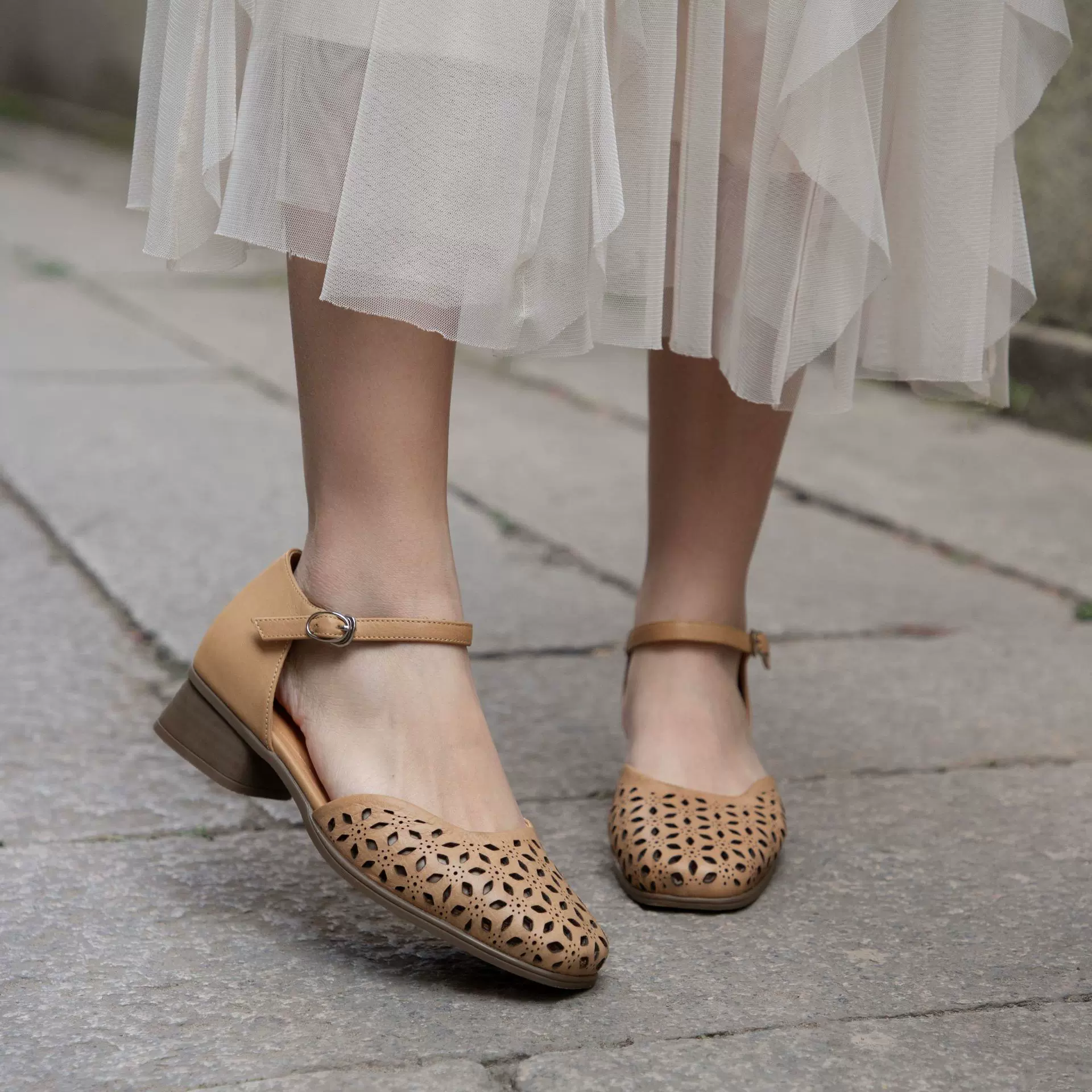 头层牛皮包头中跟玛丽珍凉鞋女镂空防滑复古一字扣带真皮单鞋批发