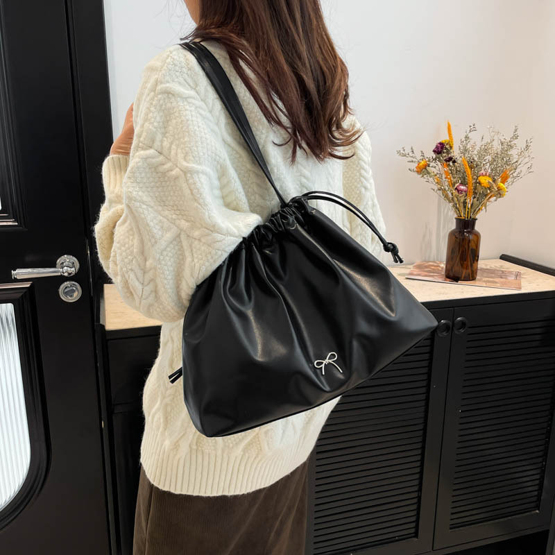 Bolsa coreana de gran capacidad bajo el bolso de tote para mujeres 2024 nuevo otoño y invierno bolso de hombro de moda versátil bolso de cubo