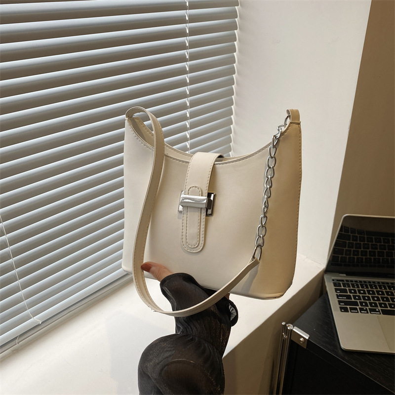 Bolsa de hombro de color sólido extranjero de otoño nicho de moda bolsa de brazo para mujeres 2024 nueva moda temperamento retro bolso de mochila