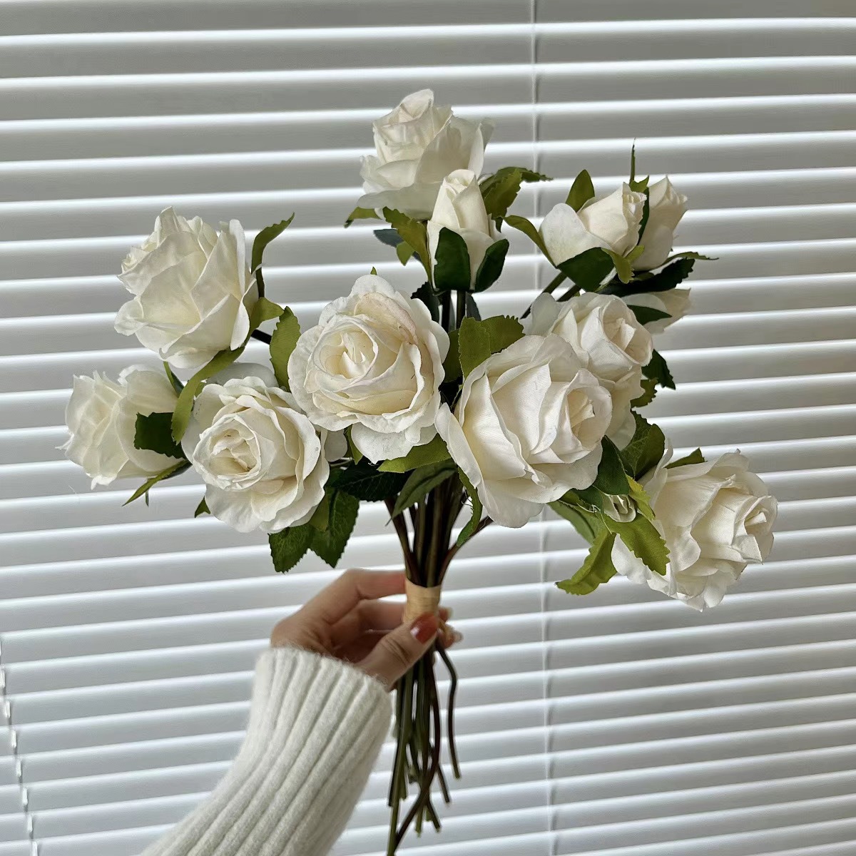 Blanco (13 cabezas) con un rayo de rosas