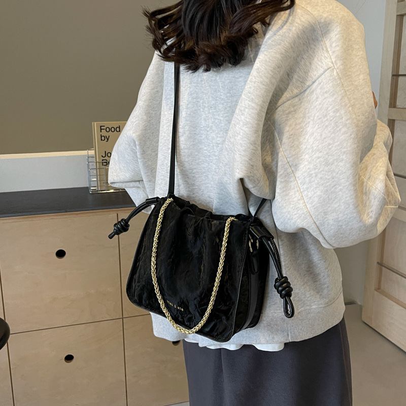 Bolso popular súper popular de este año para mujeres 2024 nuevo nicho plisado pequeño bolso cuadrado bolsa de mensajero de Cercanías de moda del todo fósforo