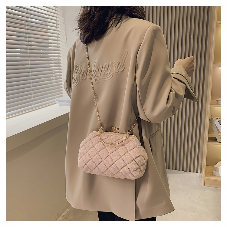 Lingge Chain Portable Autumn And Winter Soft Surface Fashion Plush One-shoulder Messenger Bag display picture 30