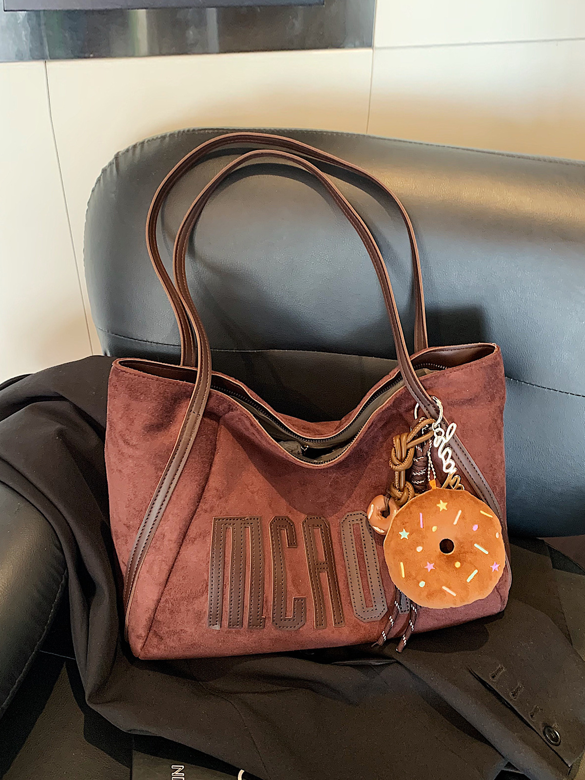 Casual de gran capacidad retro bolsas de seda de peluche mujeres 2025 nuevo estilo de transporte universal bolsas de hombro bolsas de estudiantes universitarios