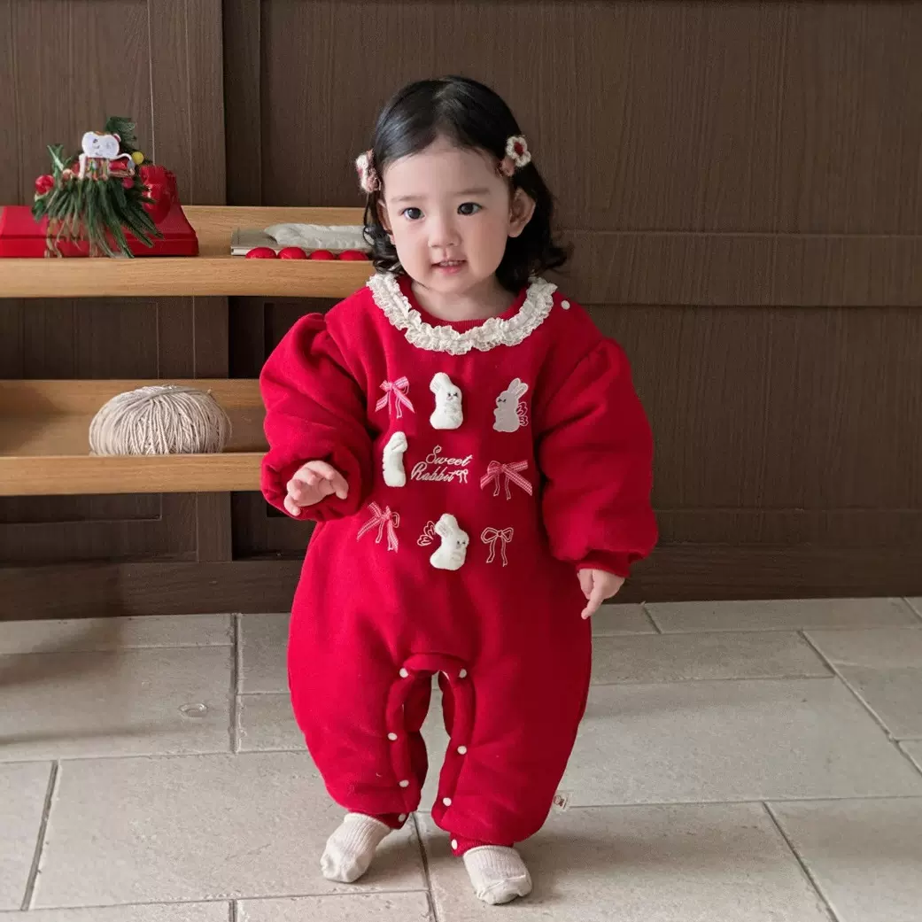 2025婴儿中国风棉服新年喜庆蕾丝可爱小兔子拜年服加厚夹棉连体衣