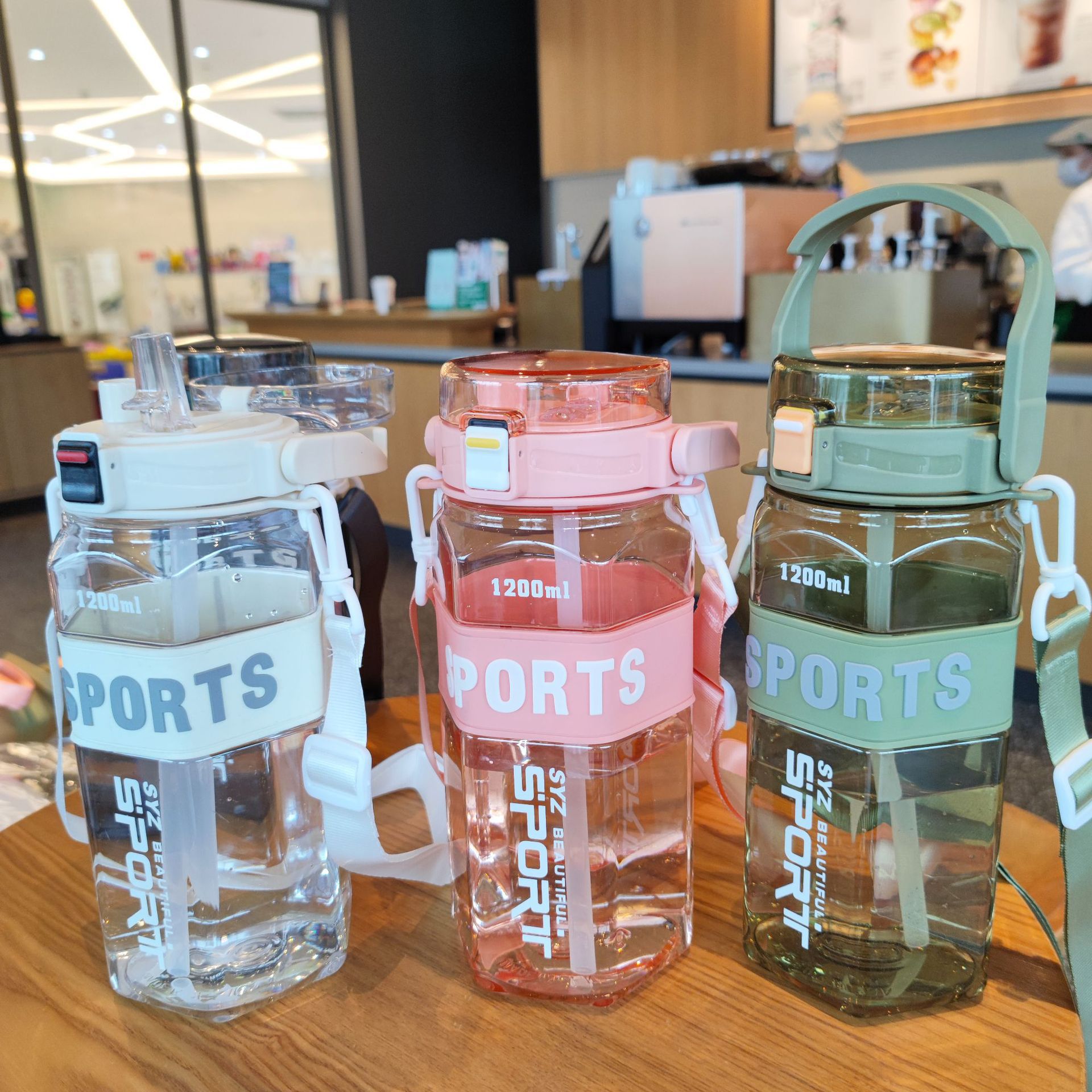 Nuevo producto de verano Taza de agua transparente de doble bebida Correa portátil Taza de agua deportiva al aire libre de gran capacidad hexagonal al por mayor