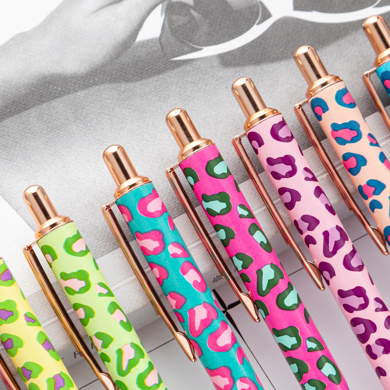 Inventario de impresión de transferencia térmica multicolor patrón de publicidad simple bolígrafo de regalo creativo dibujos animados lindos bolígrafo de leopardo