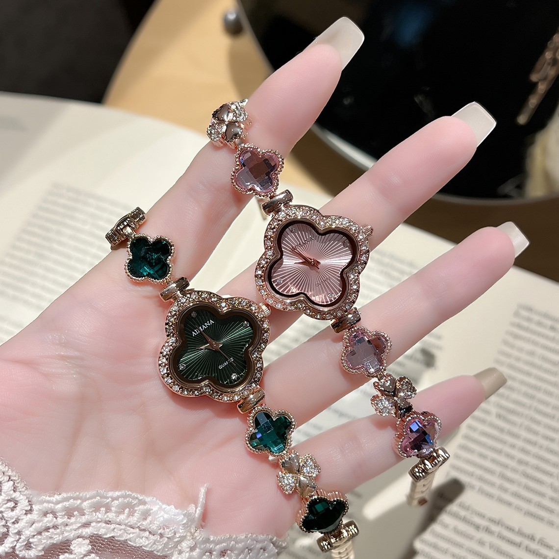 Retro Four-Leaf Clover High-End Bracelet Crystal Diamond Women's Waterproof Quartz Watch Douyin Internet Celebrity Hot Watch Batch